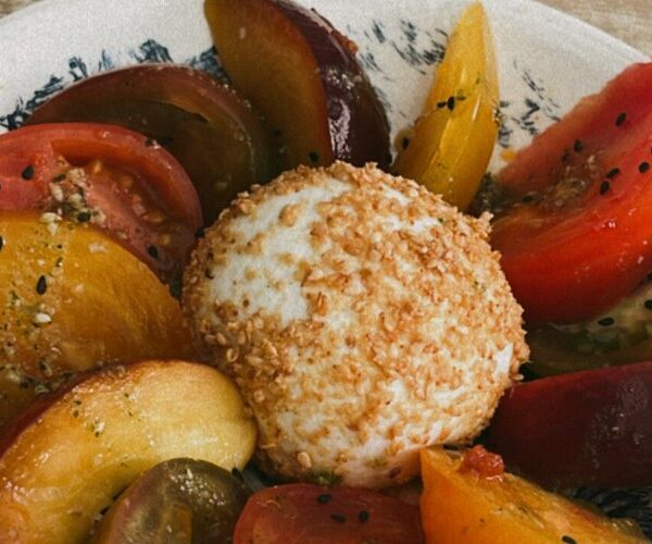 Salade de tomates anciennes et burrata au sésame